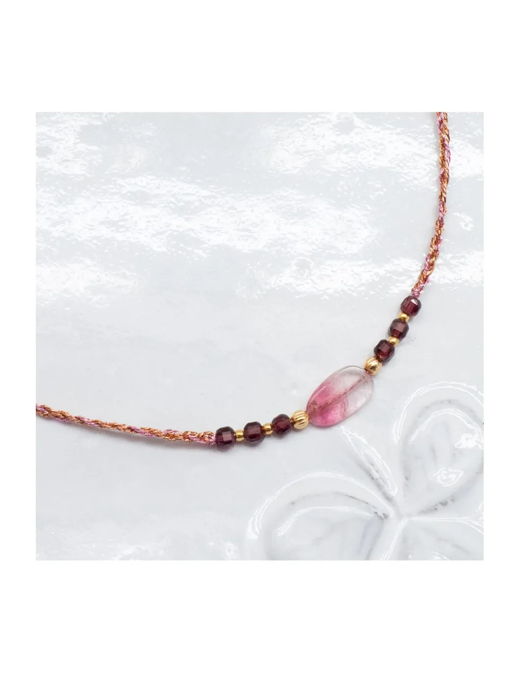 BIANCA - COLLIER TOURMALINE FLAT ET RHODOLITES CUBES SUR FIL LUREX