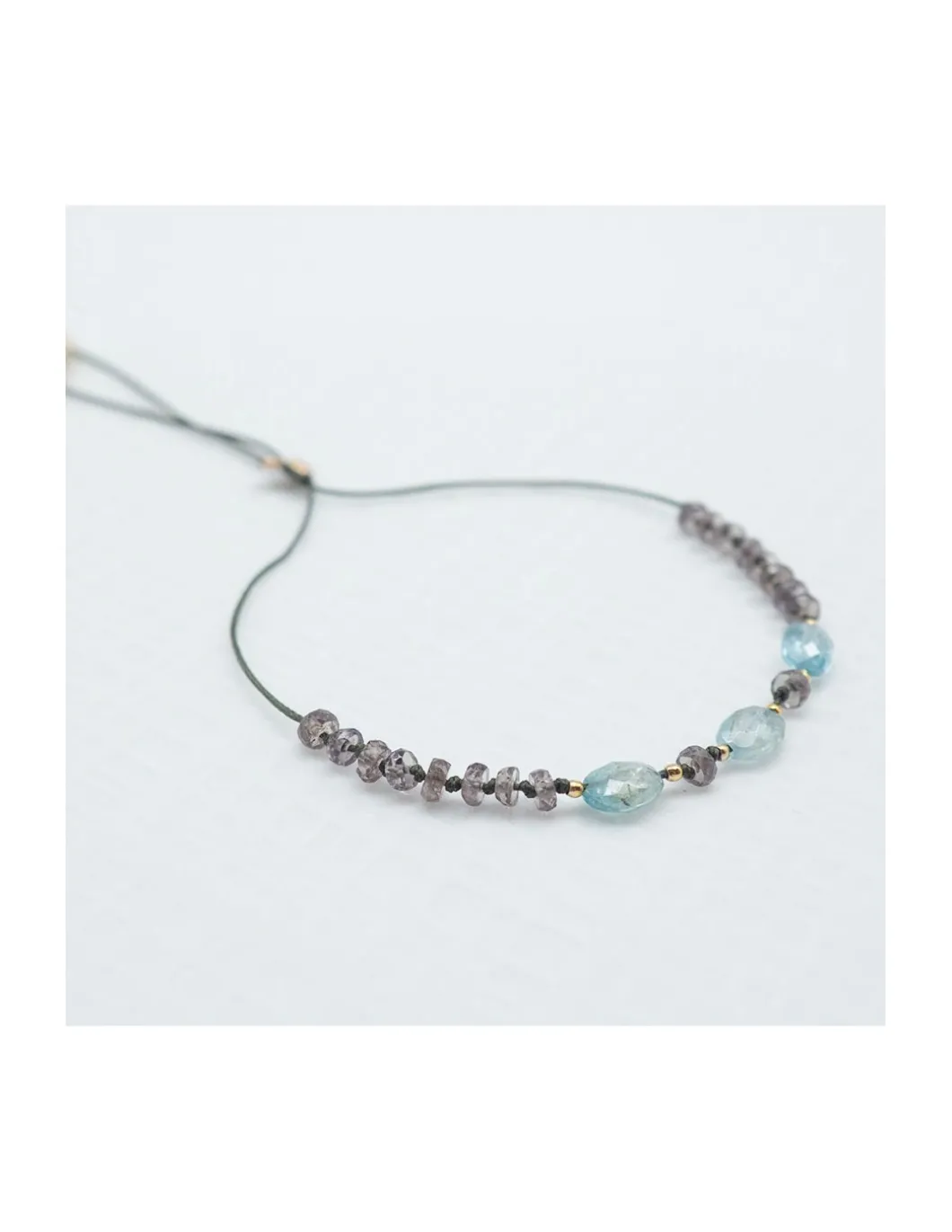 BLUE STORM - BRACELET GRENATS CAMÉLÉON ET 3 ZIRCONS BLEUS OVALES (LONG)