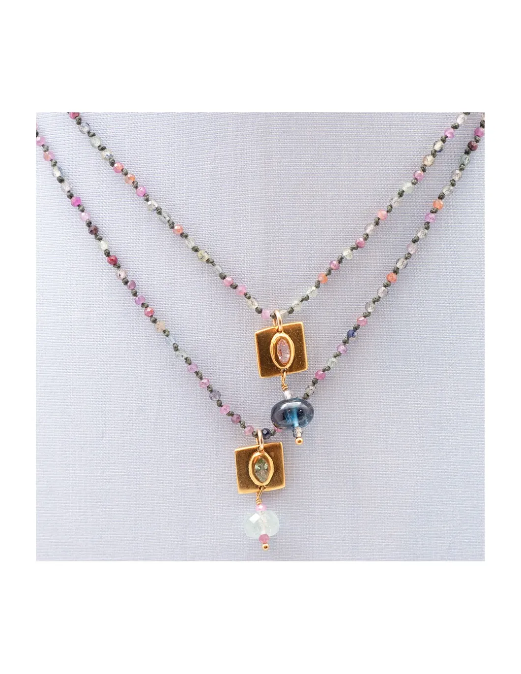 EVERGREEN - COLLIER GIGI MIX RUBIS ET SAPHIRS, CHARM CARRÉ AU CHOIX