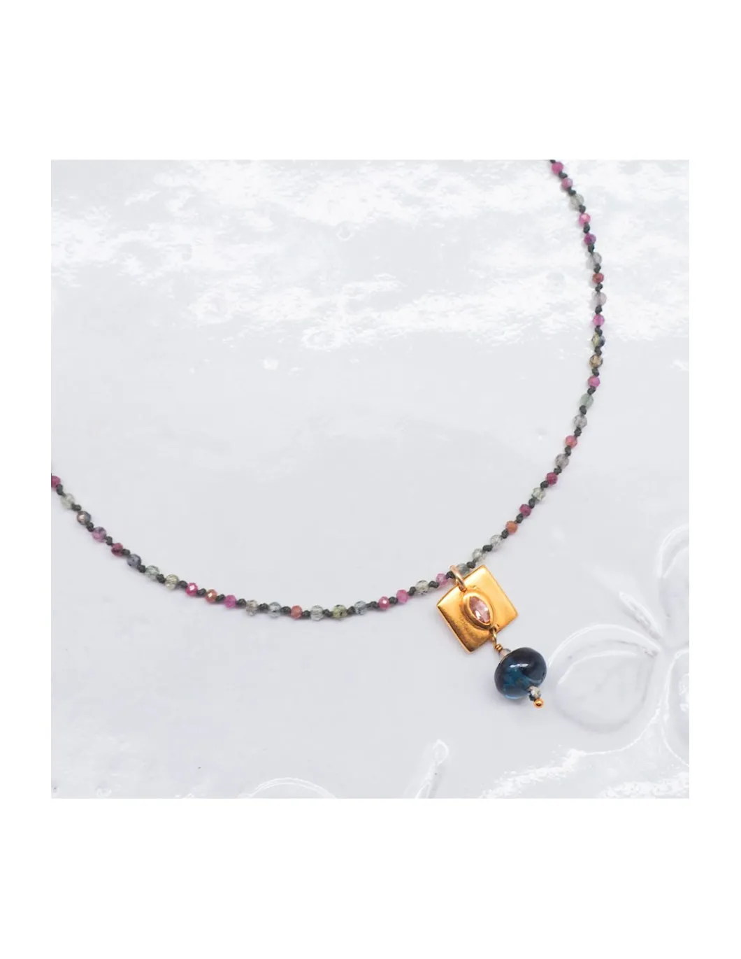 EVERGREEN - COLLIER GIGI MIX RUBIS ET SAPHIRS, CHARM CARRÉ AU CHOIX
