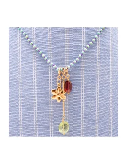 GIGI - COLLIER COURT TURQUOISES WHITISH NOUÉES ET 3 CHARMS