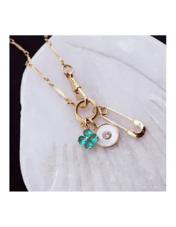 MÉDAILLES RONDE NACRE ET ZIRCON, TREFLE VERT ET ÉPINGLE (30€ à 48€)