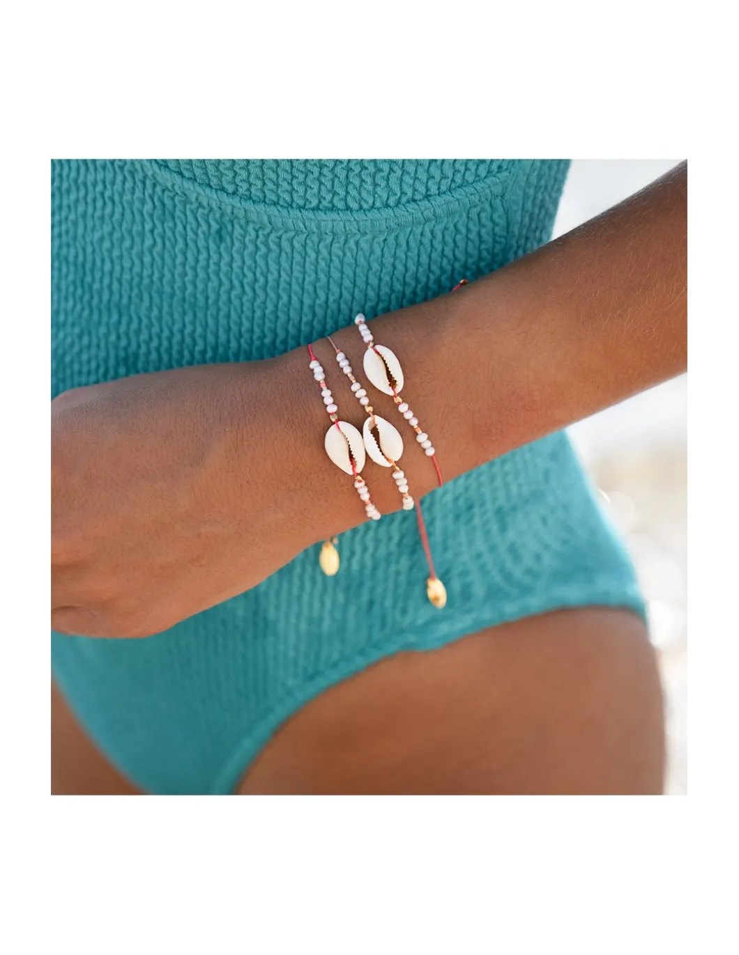 PYLA - BRACELET CAURI, PERLES DE CULTURE SOUCOUPES ET ROCAILLES