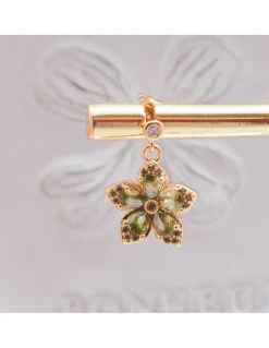 SCANDALE - BOUCLE D'OREILLE PUCE CZ ET CHARM FLEUR VERTE