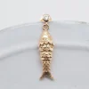SCANDALE - BOUCLE D'OREILLE PUCE ET CHARM PETIT POISSON ARTICULÉ